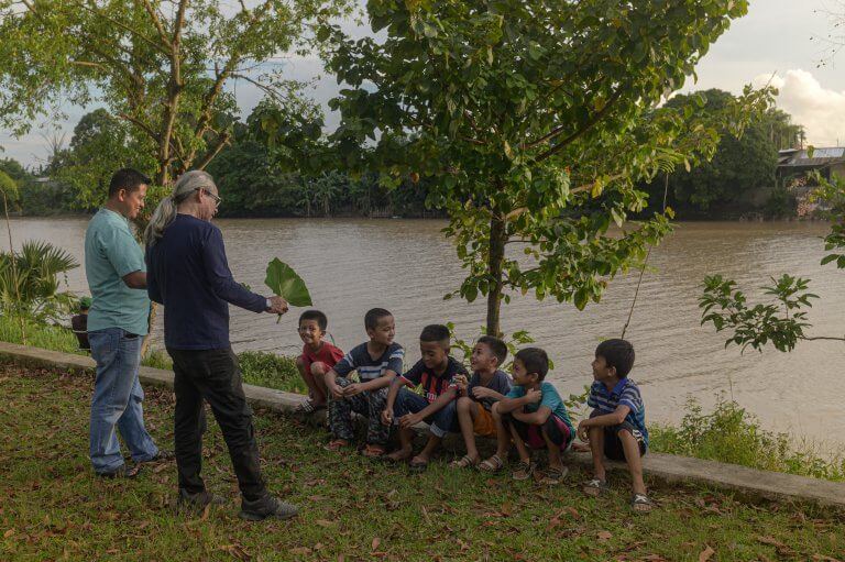 Sejumlah anak mengikuti sesi Sekolah Sungai tentang kelas pengenalan fungsi dan manfaat Sungai Jeneberang. 1